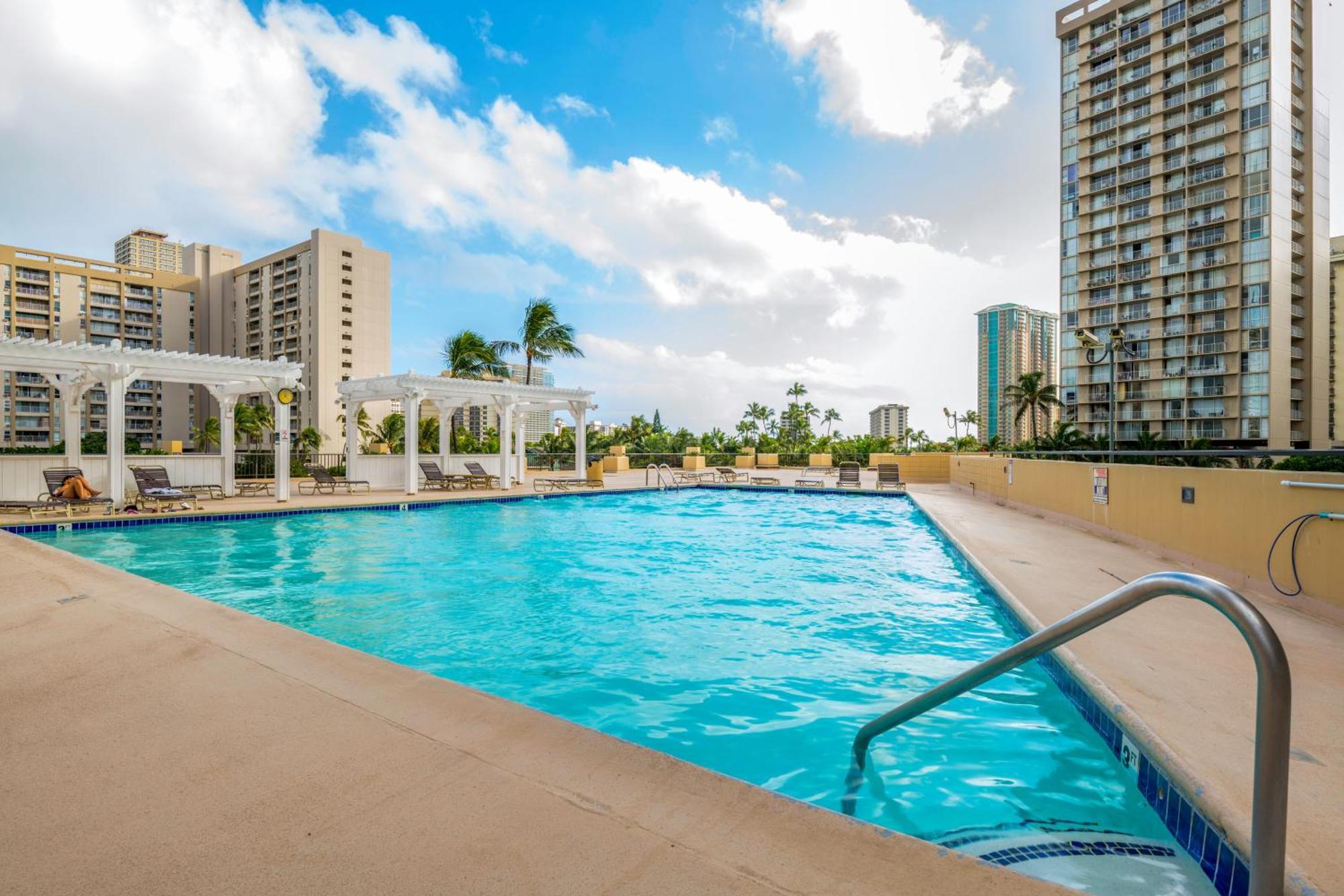 Hawaiian Monarch Penthouse 402 *